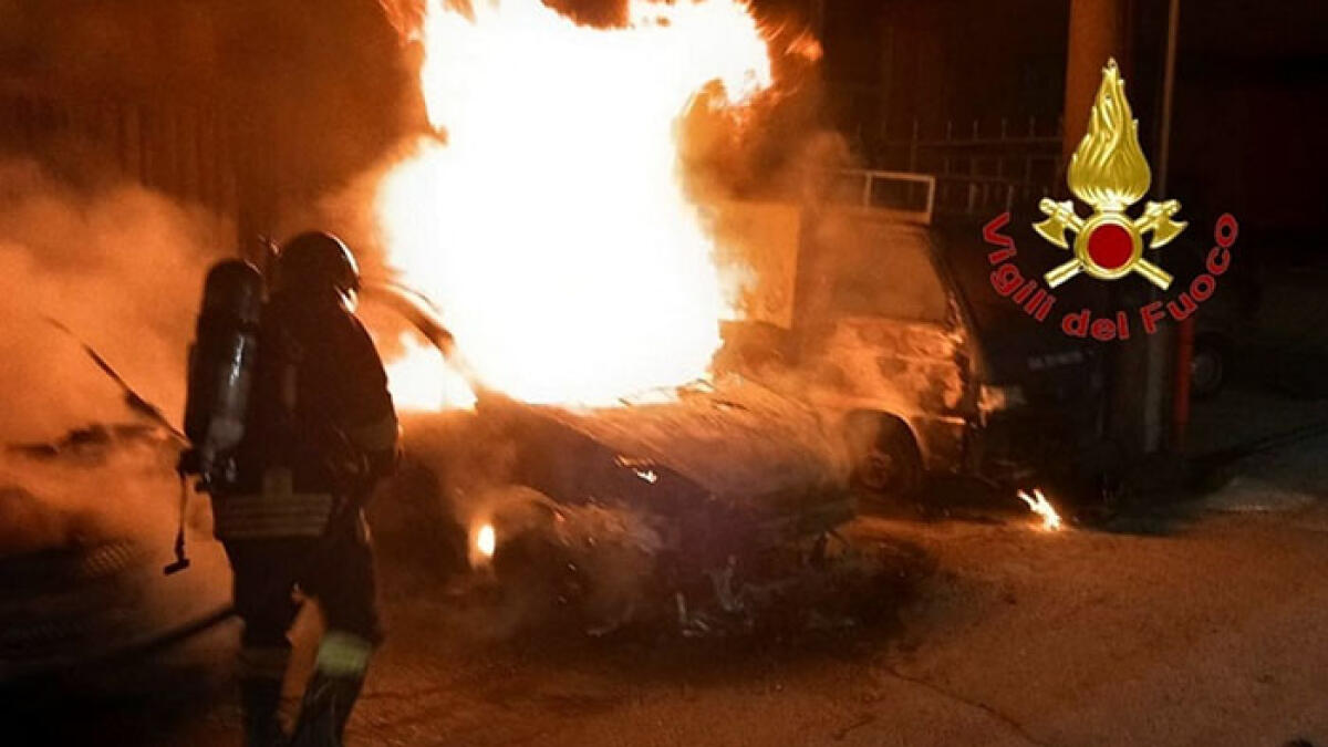 Corpo carbonizzato nell'auto in fiamme - 