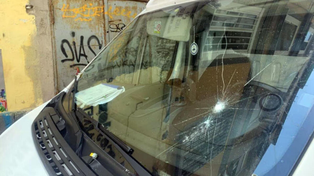 Ambulanza vandalizzata a bastonate - 