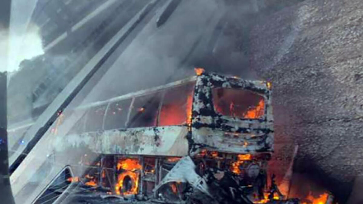Bus partito dai Paesi Vesuviani e diretto a Montevergine prende fuoco - 
