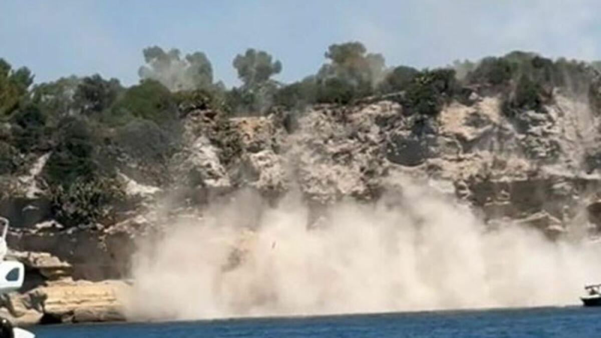 Forte scossa: crolla costone, treni fermi - 