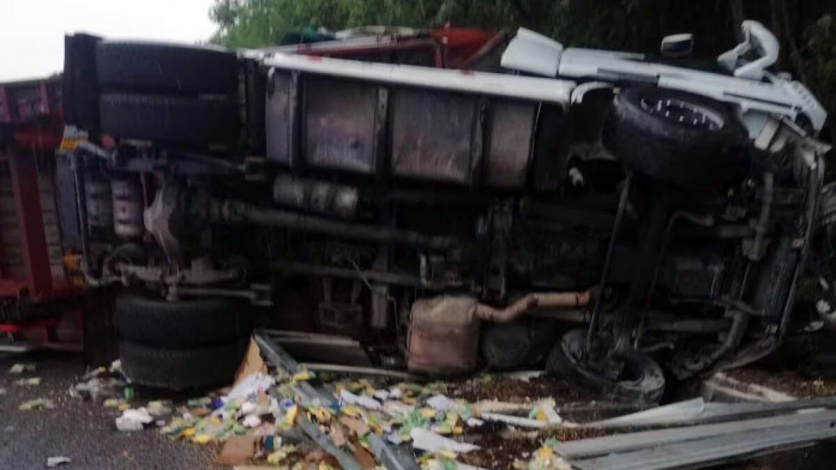 Tir si ribalta in autostrada, carico di scatolette di tonno sparso sulla carreggiata - 