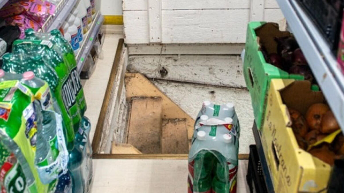 Cade in una botola mentre fa la spesa, grave ragazza - 