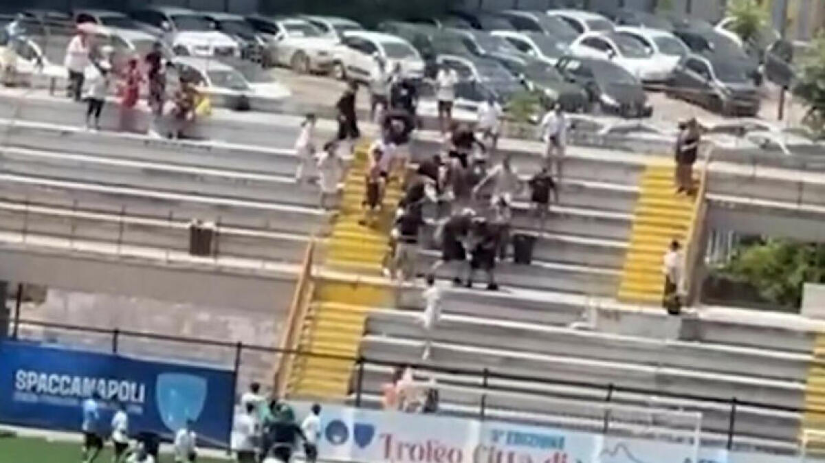 Botte sugli spalti dopo la partita Under 16: "Aiuto, non possiamo uscire dal campo" - 