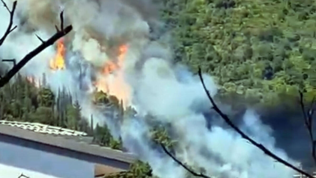 Brucia la pineta alle spalle del Santuario, paura nel Nolano - 