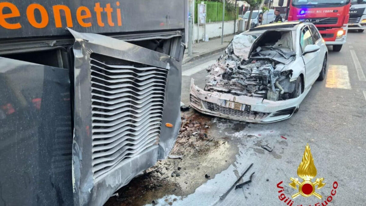 Scafati, auto si schianta contro bus parcheggiato e prende fuoco - 