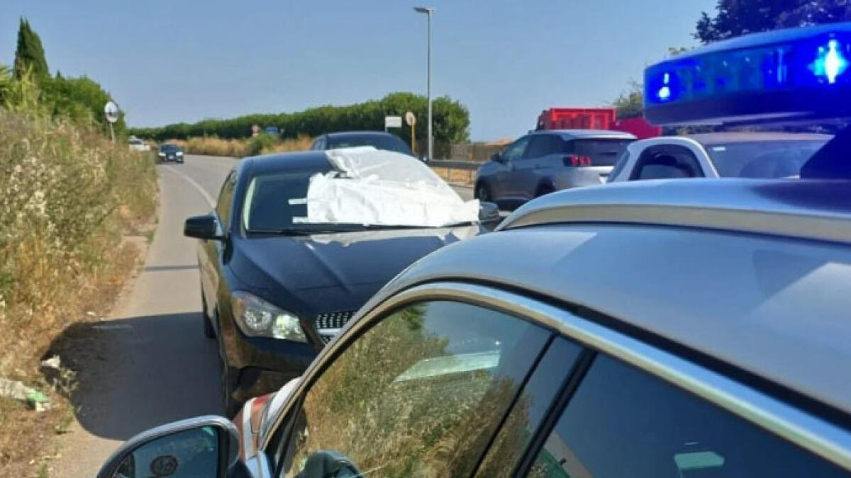 Fa troppo caldo, si sente male in auto e muore - 