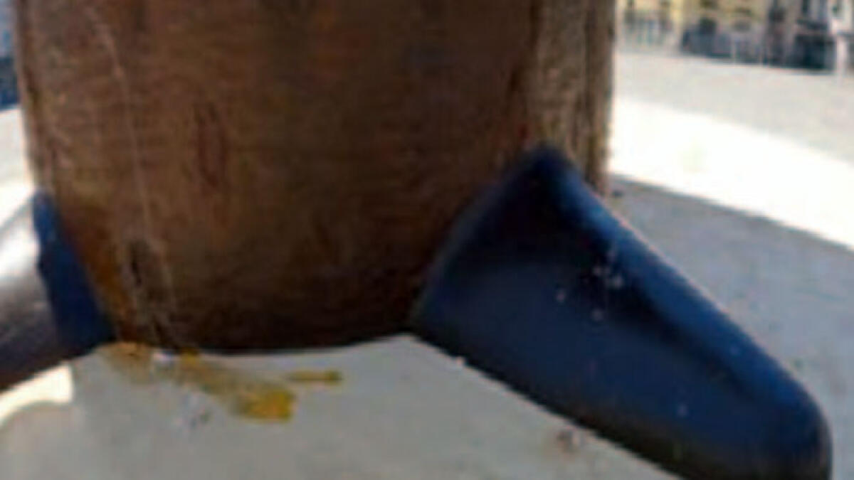 La nuova opera in piazza subito coperta da un lancio di uova - 