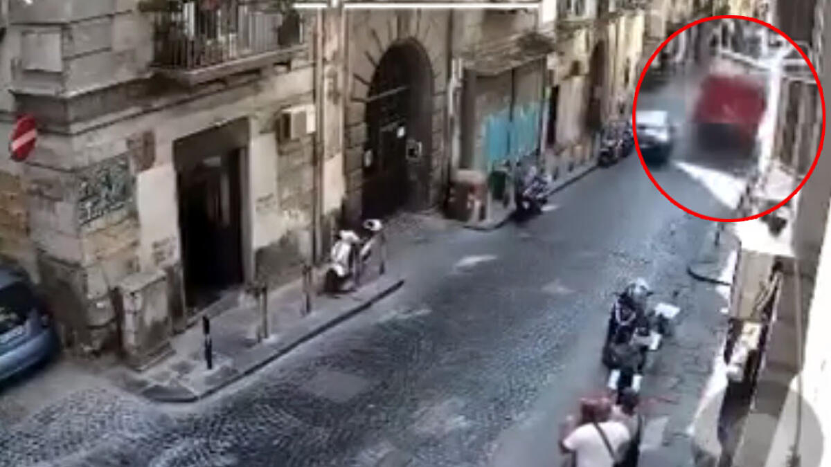 Furgone finisce contro un muro, il video sul web - 