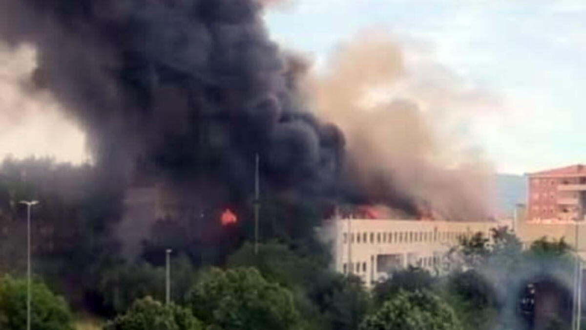 Incendio all'Università, fiamme altissime - 