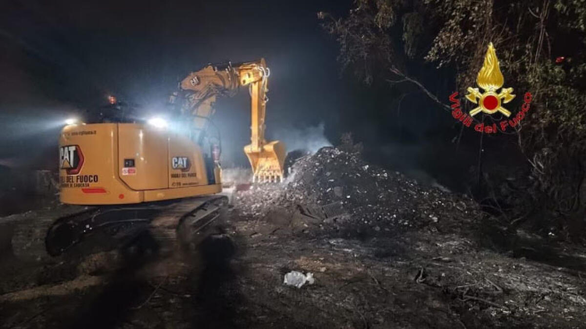 In fiamme 7mila metri quadri di rifiuti - 