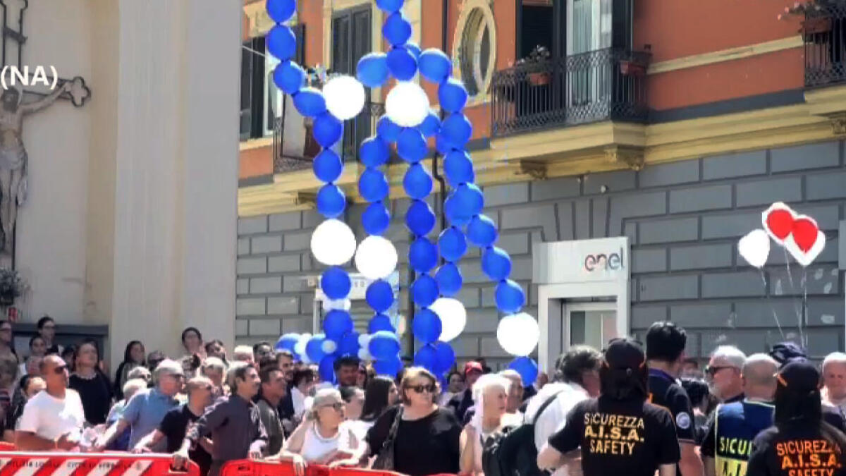 Funerali di Martina tra palloncini bianchi, applausi e la commozione del cardinale - 