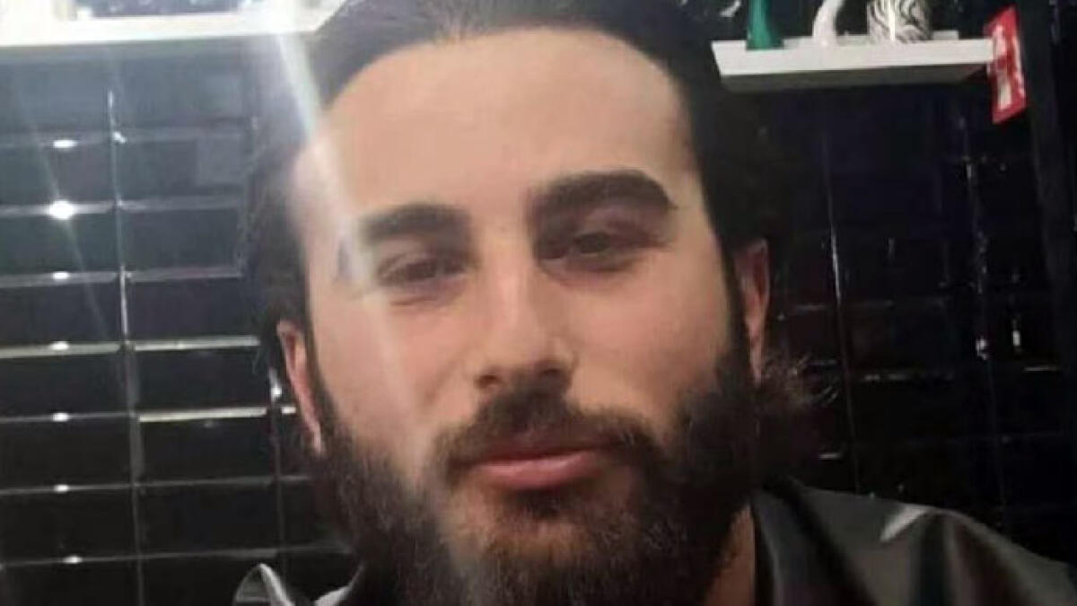 Evita uomo a piedi sull'autostrada, ma va a sbattere e muore - 