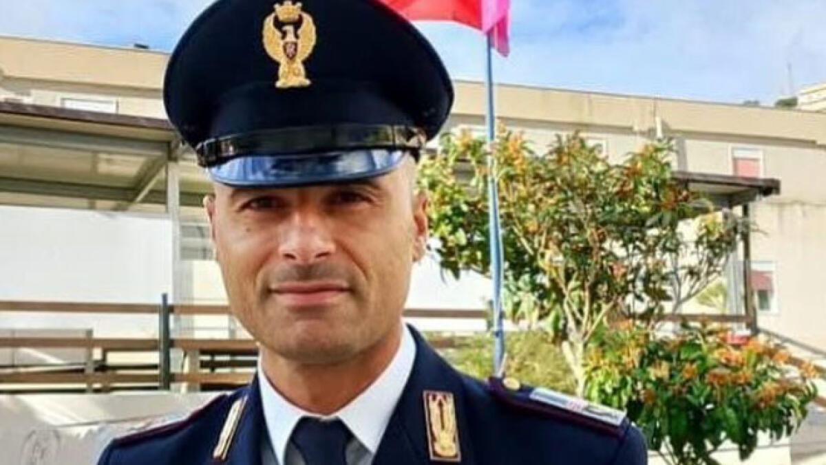 Poliziotto blocca 22enne che sta per gettarsi nel vuoto - 