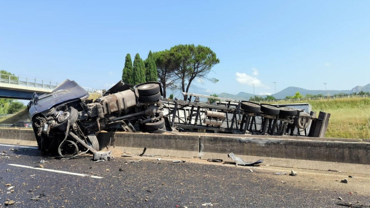 Tir si schianta e invade la carreggiata sull'A1 verso Napoli - 