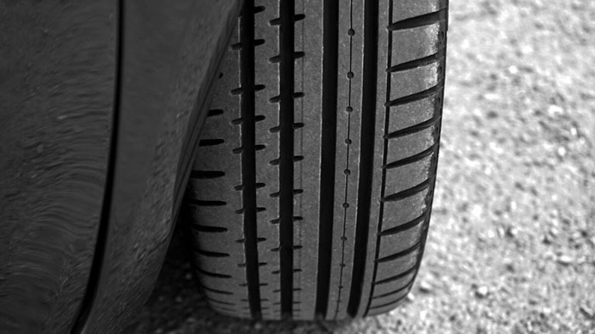 Intimidazione, squarciate le gomme dell'auto all'assessore - 