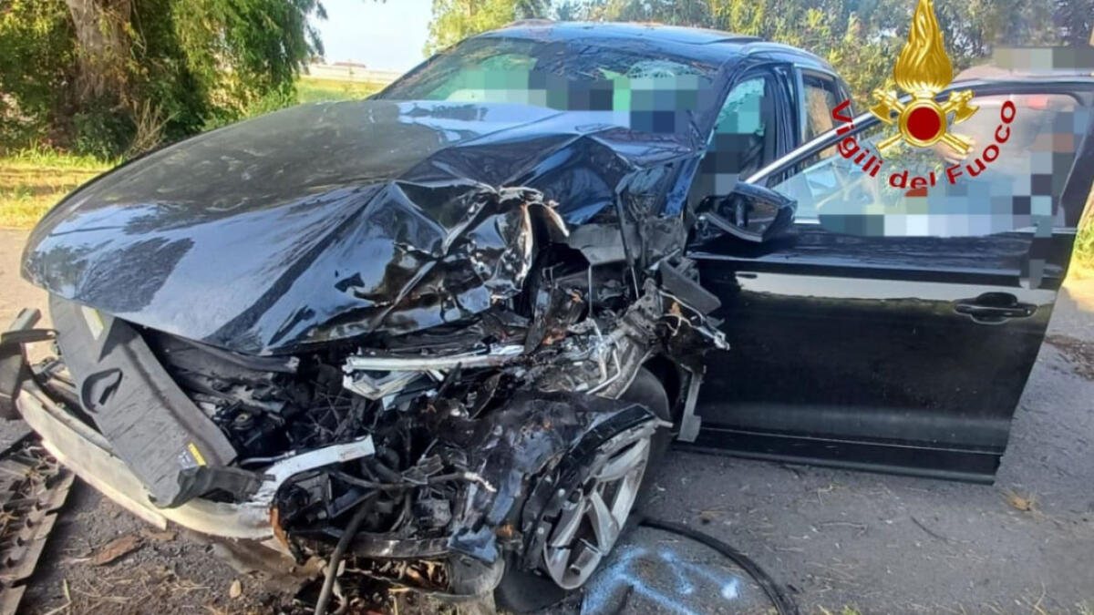 Auto contro albero, donna incastrata e ferita con il marito e la figlia di 3 anni - 