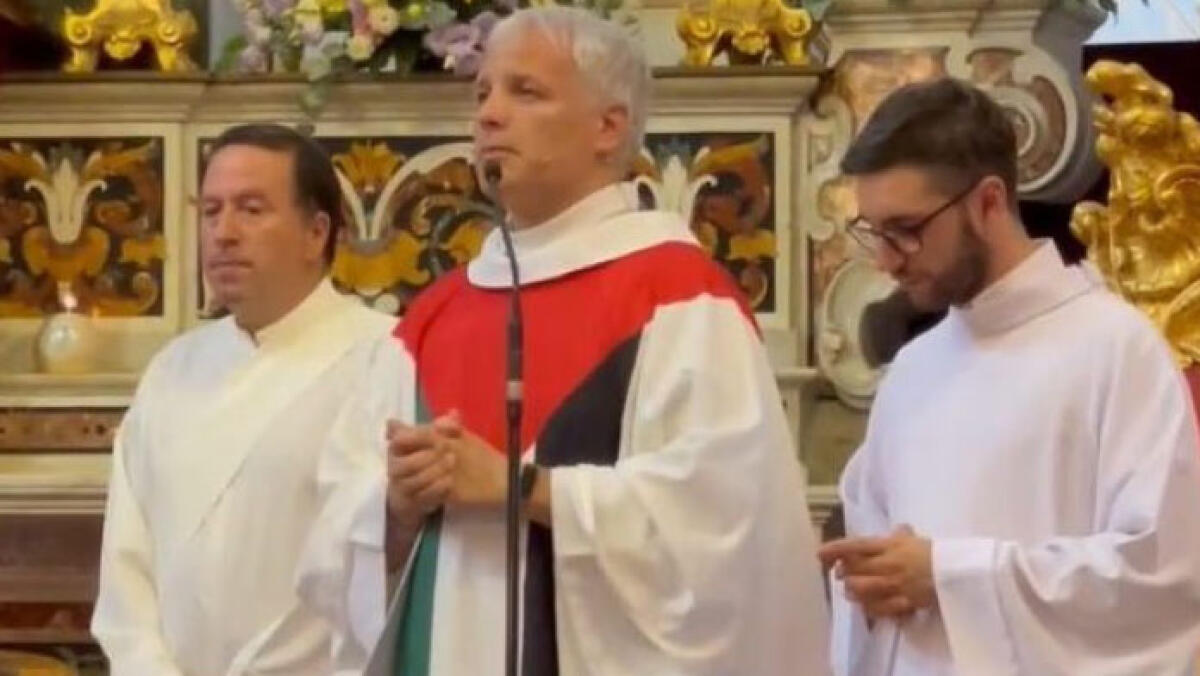 Il parroco celebra messa con la bandiera della Palestina - 