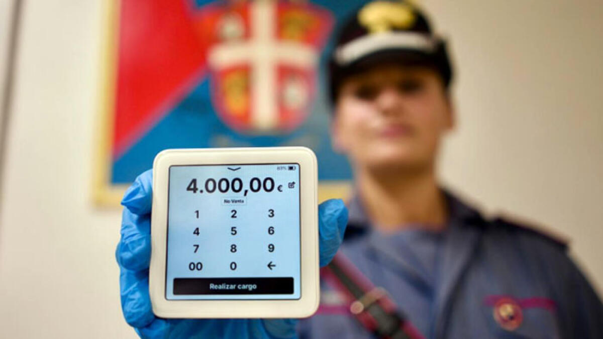 Donna trovata con un "pos pirata" per derubare i passanti - 