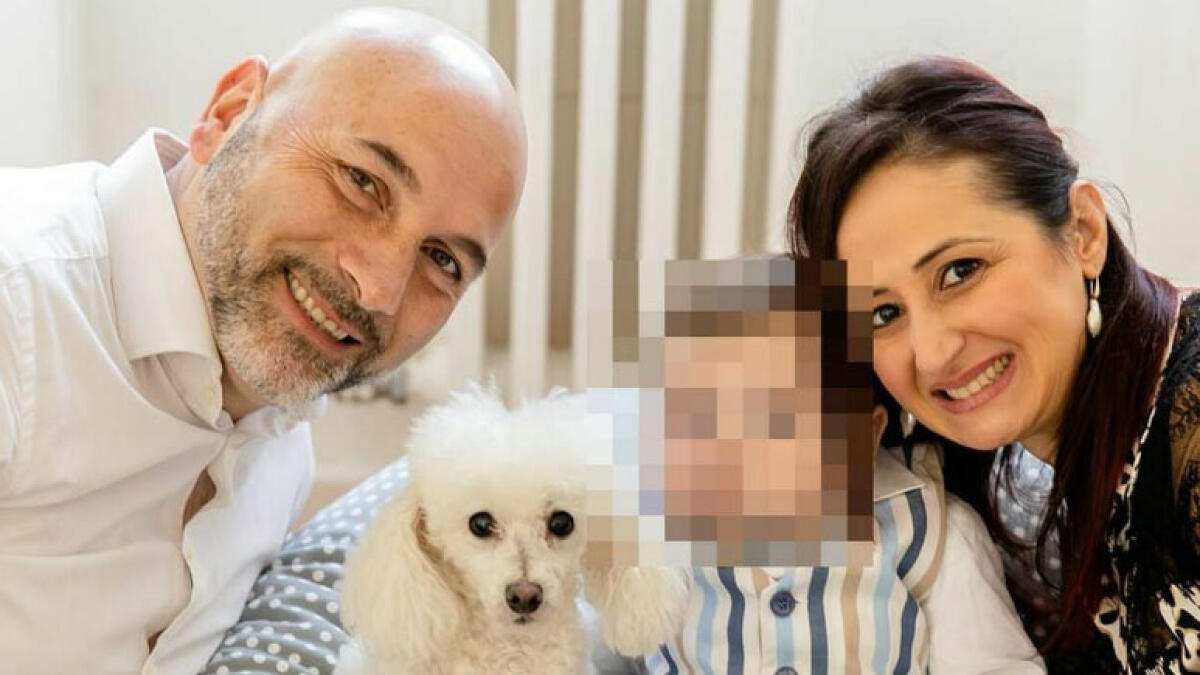 Gazebo vola per il vento, donna colpita e recuperata dal marito sul fondo piscina: è gravissima - 