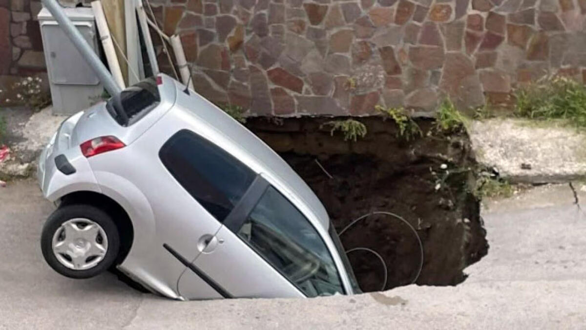 Si apre voragine, auto sprofonda - 
