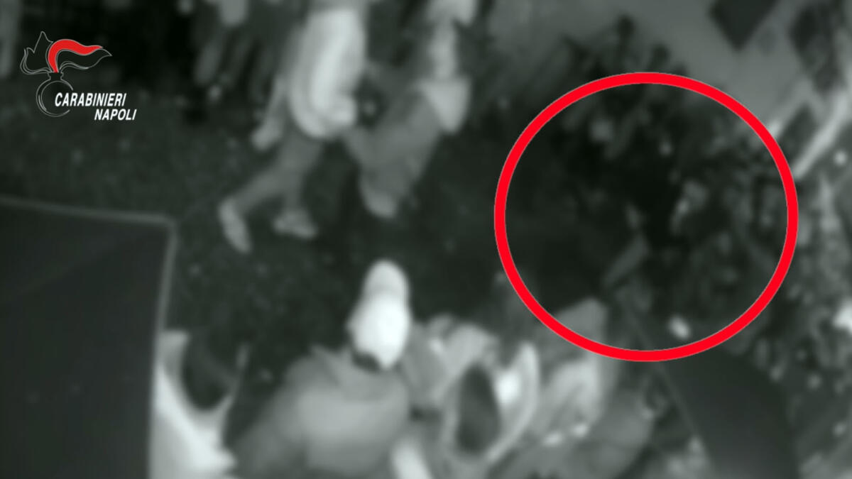 Chiede di rispettare la fila, gli puntano la pistola e lo massacrano di botte GUARDA IL VIDEO - 