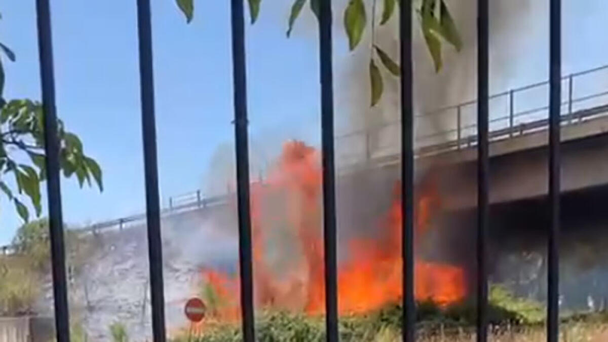 Incendio tra Terzigno e Poggiomarino, paura per la nube di fumo molto alta - 