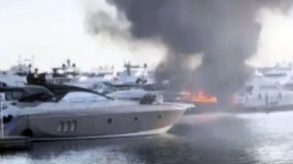 Imbarcazione in fiamme nel mare vesuviano - 