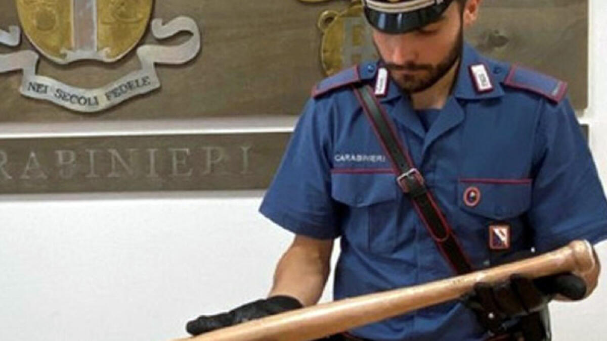 Prende la moglie a bastonate - 