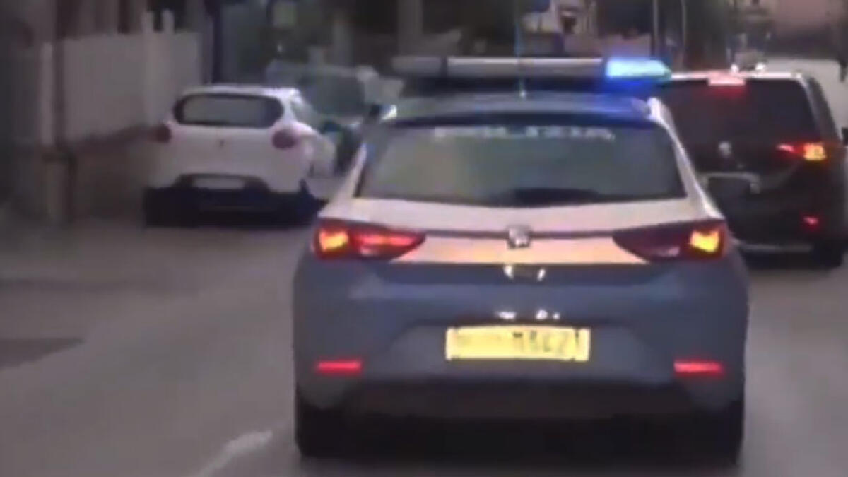 Poliziotti restano feriti durante un arresto - 