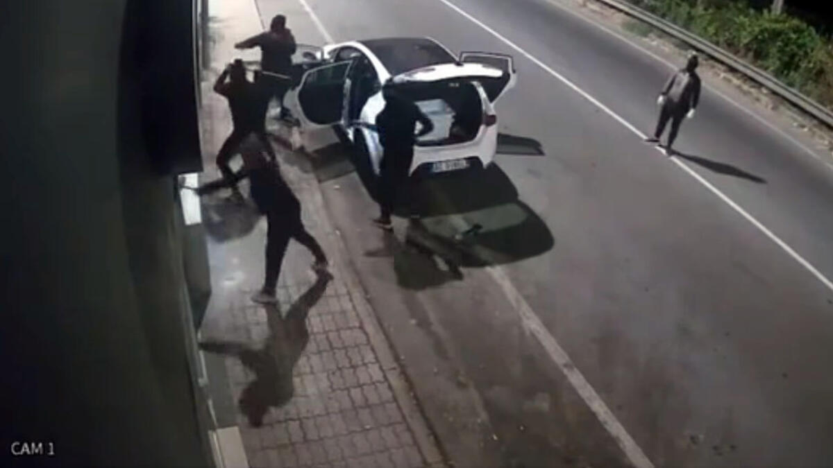 In un minuto i ladri forzano la caffetteria e la svaligiano - GUARDA IL VIDEO - 