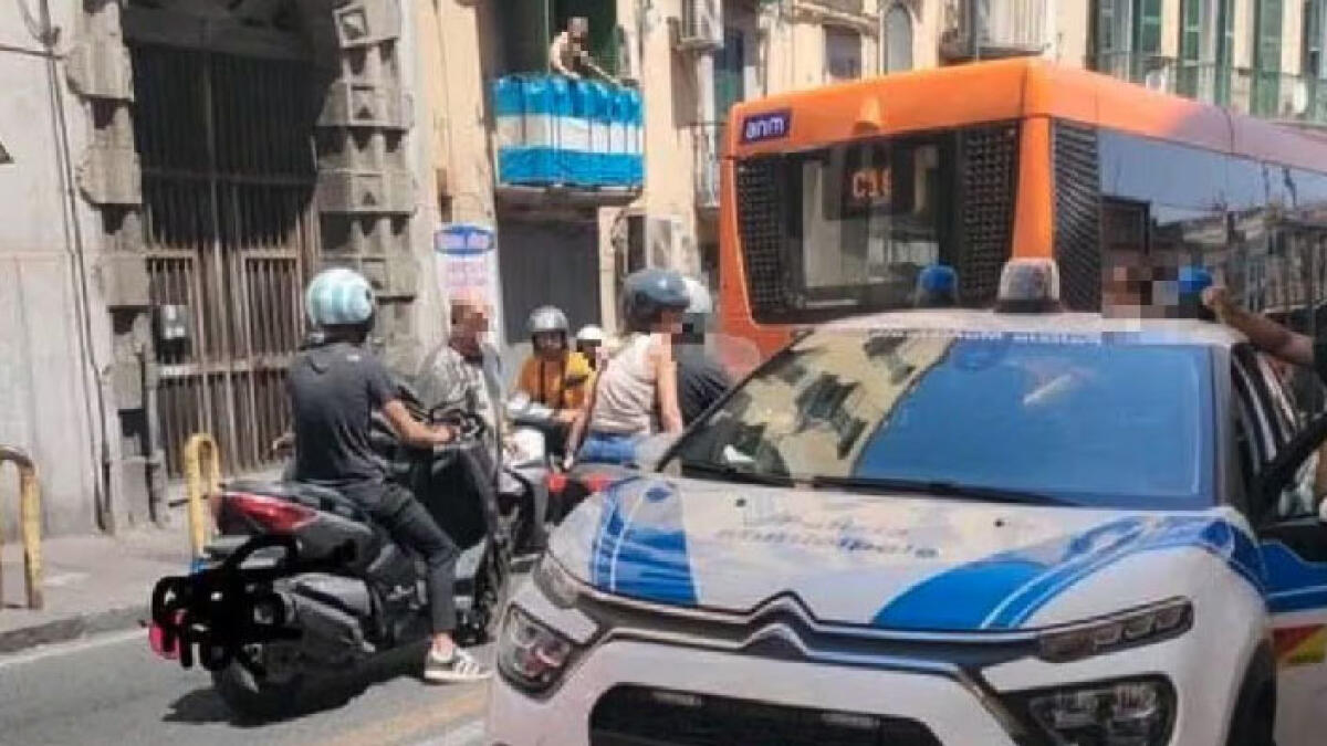 Aiuta anziana ad attraversare e viene investito - 