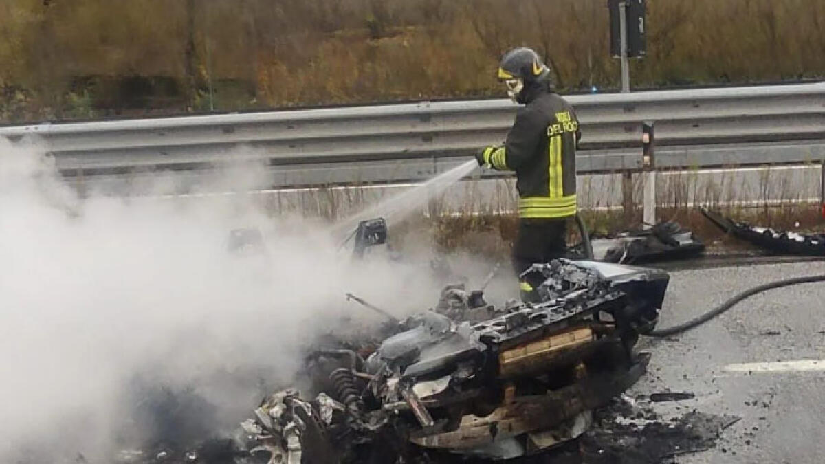 Auto in fiamme sull'Asse Mediano - 