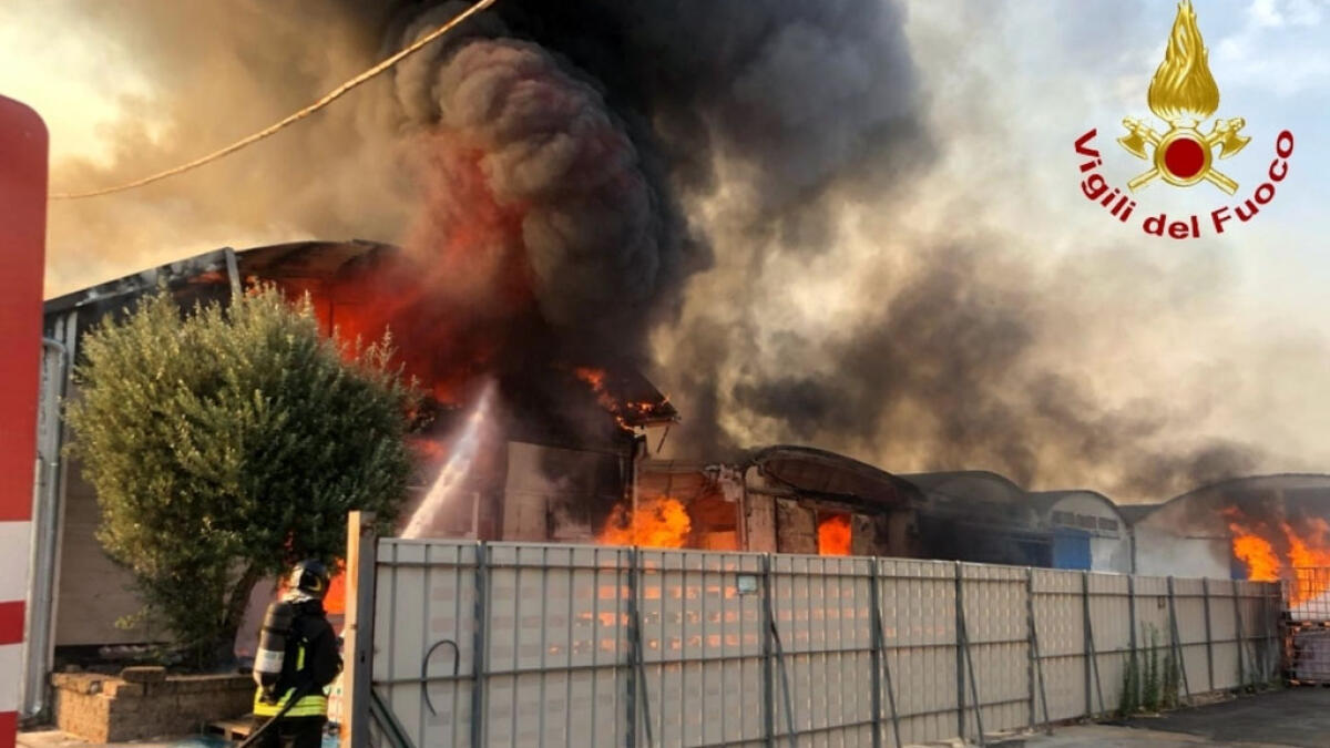 Brucia deposito di detersivi, è allarme ambientale - 