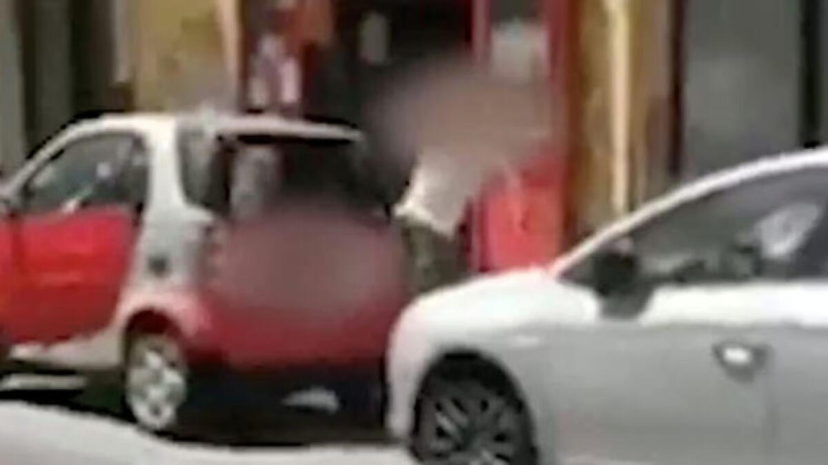 Non paga il parcheggiatore e lui prende a calci l'auto tra la folla - 