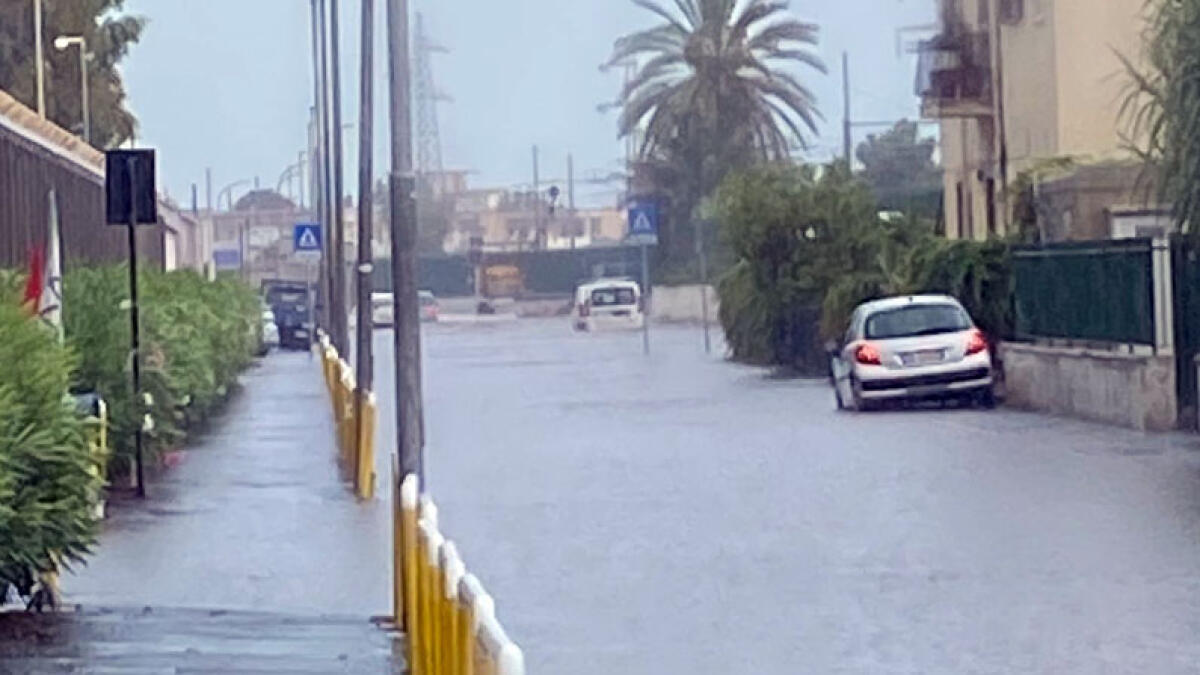 Bomba d'acqua su Napoli e provincia, strade allagate e tempesta di fulmini - 