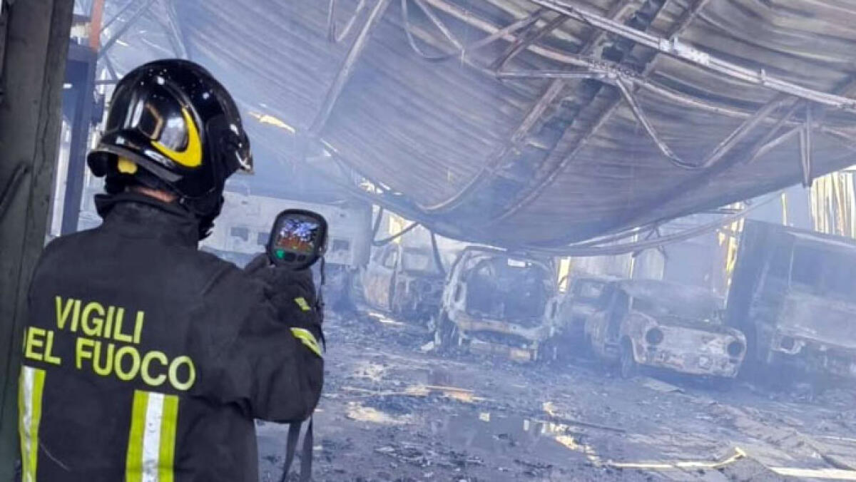 Incendio distrugge deposito di auto - 