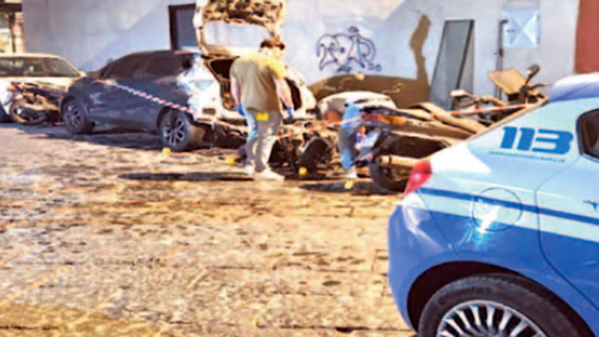 Incendia lo scooter del fratello e aggredisce gli altri parenti - 