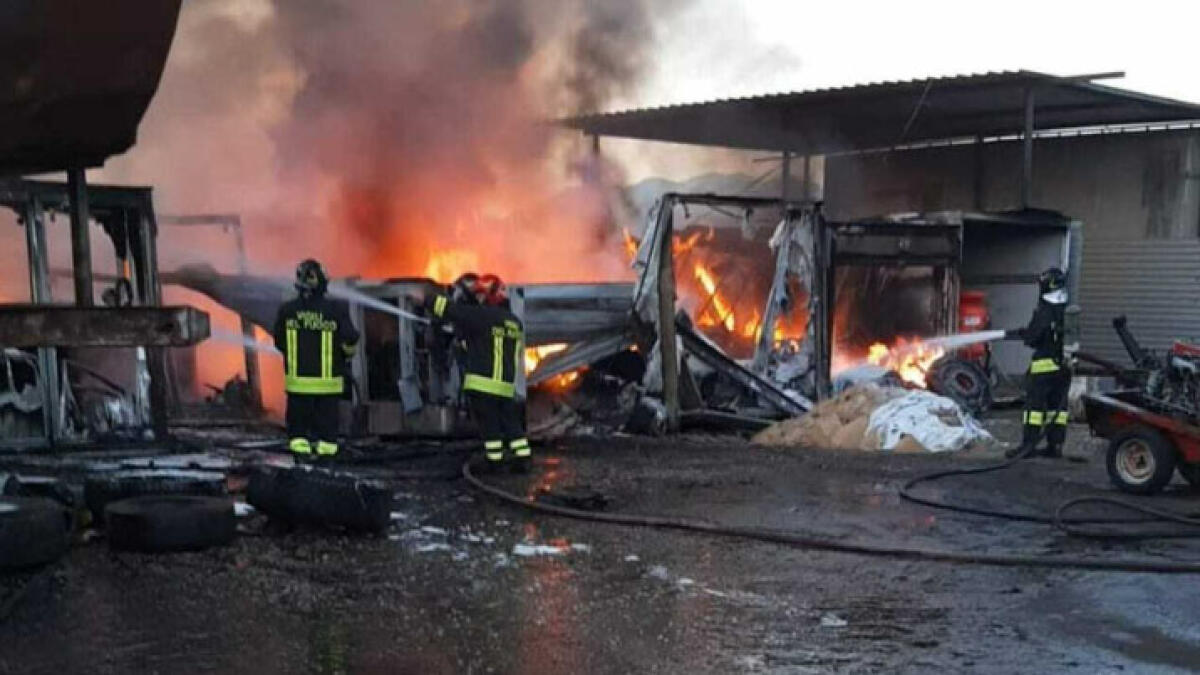 Grosso incendio nel deposito di container - 