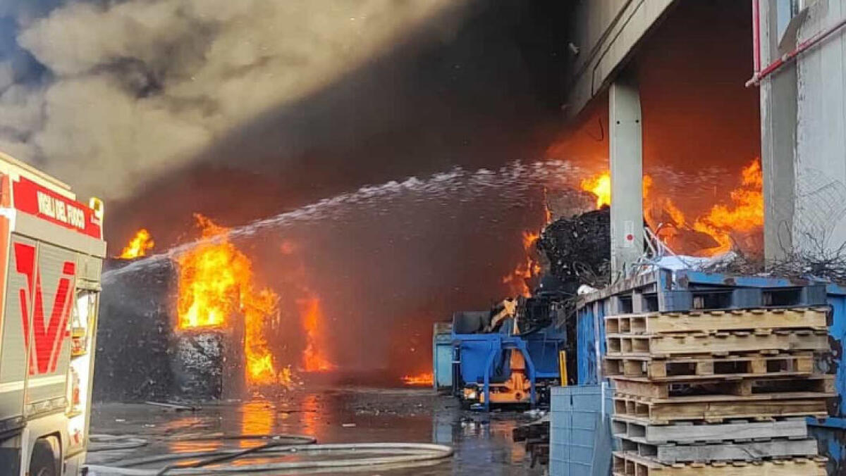 Brucia il maxi-capannone carico di rifiuti - 