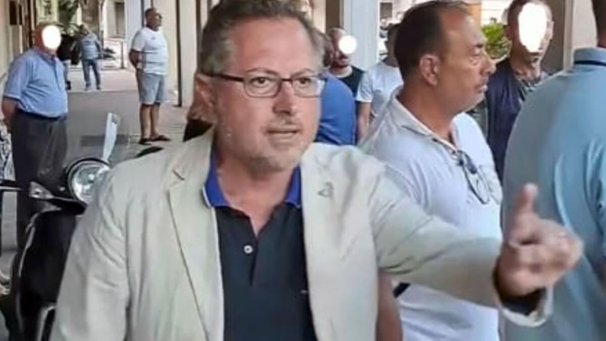 Auto nel posto dei disabili e sulle strisce pedonali, Borrelli aggredito - 