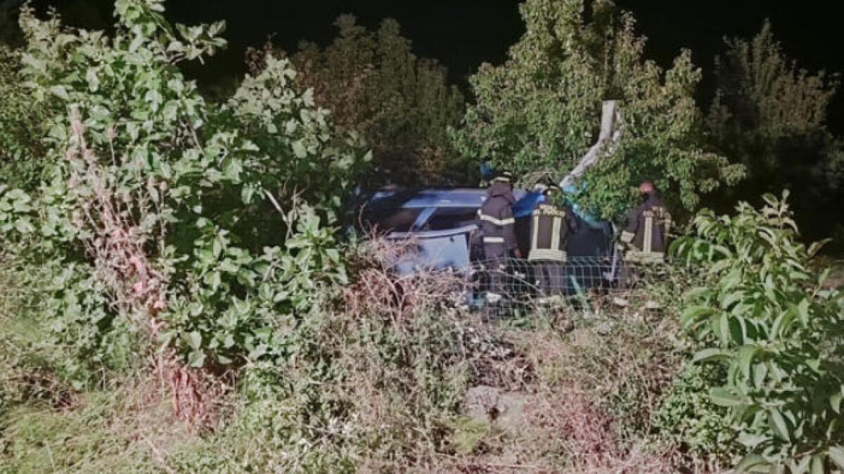 Auto nella scarpata, gravi due giovani - 