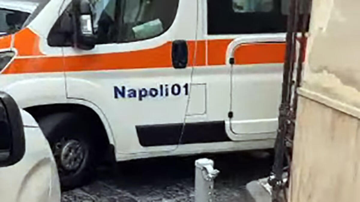 Crolla barra metallica e colpisce una donna alla testa - 