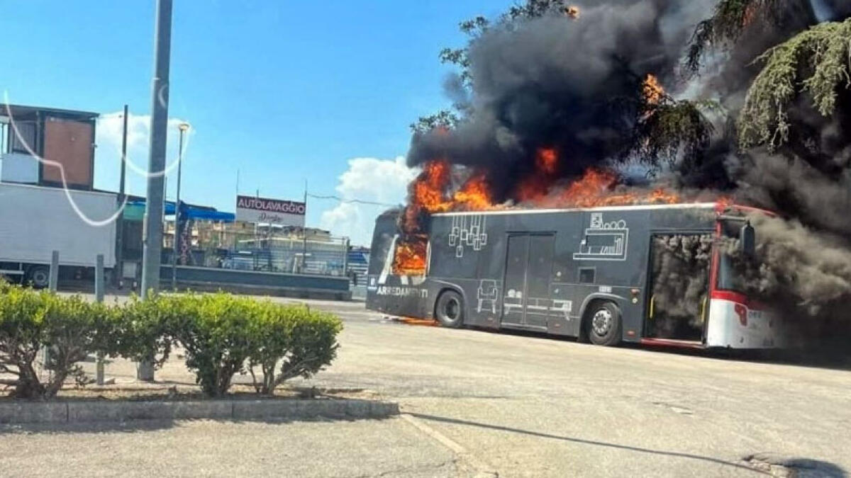 L'autobus brucia e scoppia, salva la conducente - 