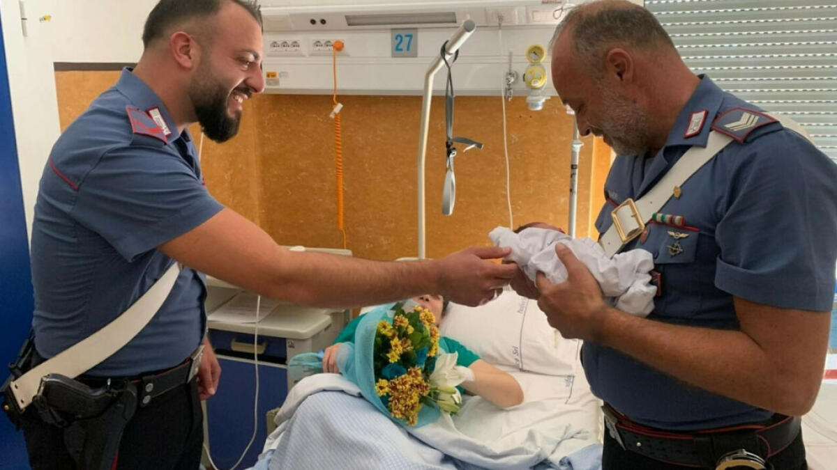 Parto in strada, i carabinieri fermano un taxi per correre in ospedale - 