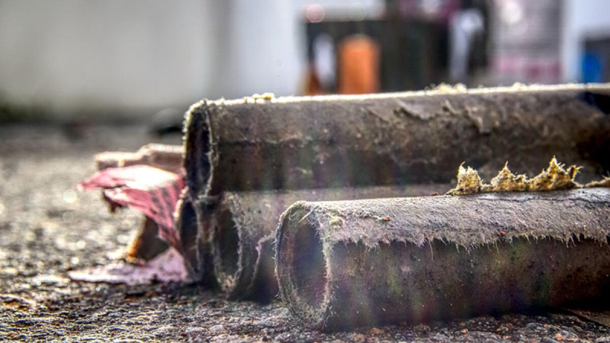 Grosso petardo danneggia cancello e insegna della pizzeria - 