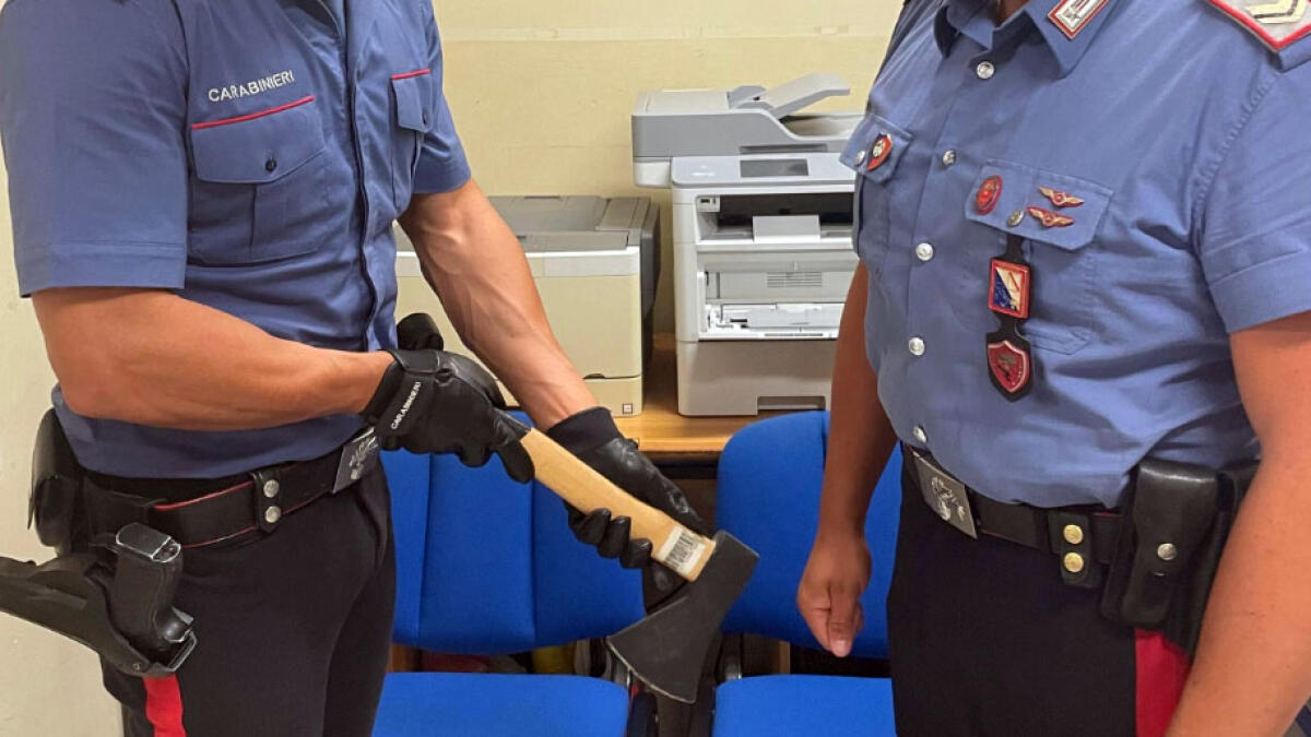 Scappa al posto di blocco, poi aggredisce i carabinieri con l'ascia - 