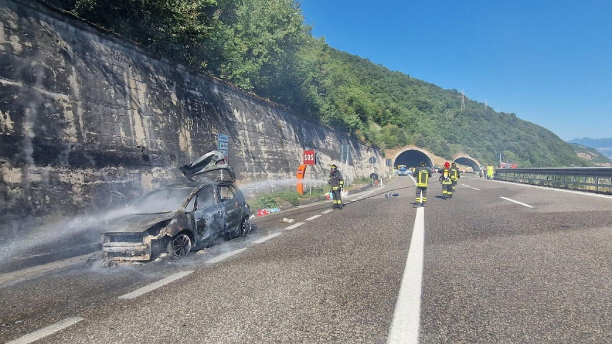 Auto a Gpl in fiamme sull'A2 con una famiglia a bordo - 