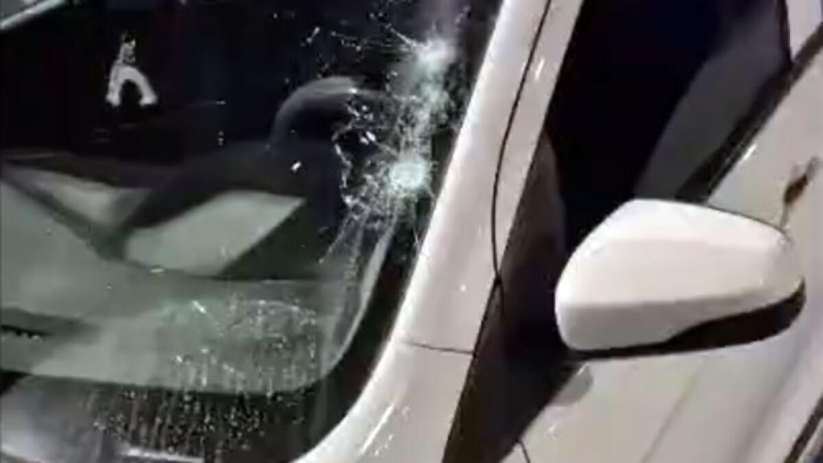 Auto colpita da una bottiglia al Centro Direzionale - 