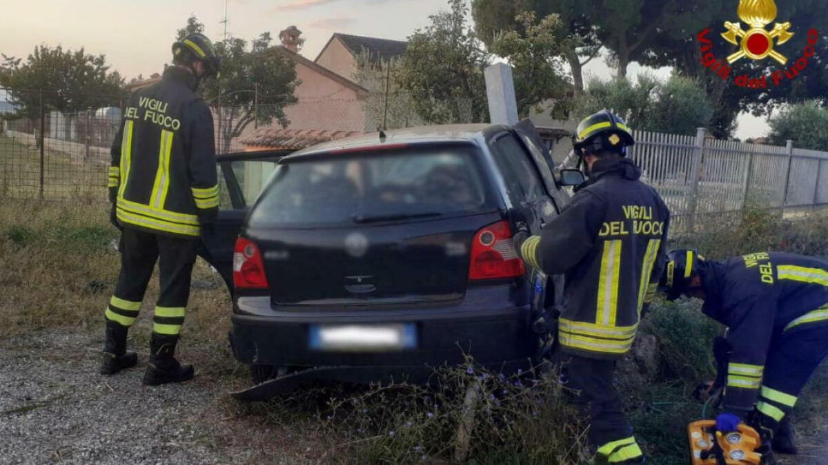 Auto fuori controllo si schianta, occupanti bloccati tra le lamiere - 