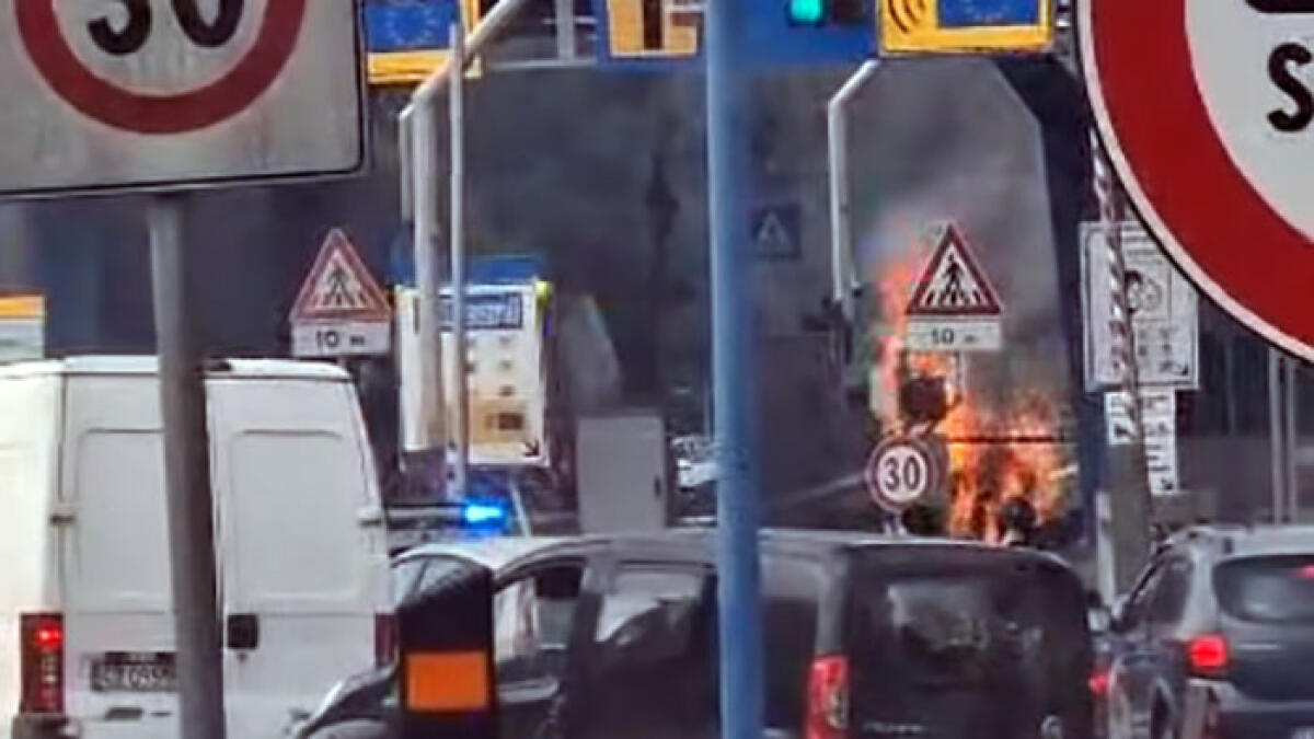 Auto in fiamme al casello della Tangenziale - 